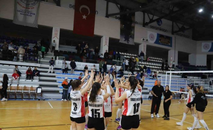 Turgutlu Belediyesi Kadın Voleybol Takımı rakibine geçit vermedi