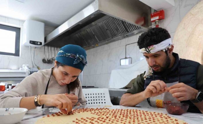 Turistler Kapadokya’da mantı doldurdu, tandırda ekmek pişirdi