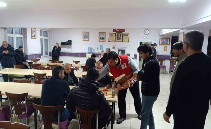 Türk Kızılay kar yağışı nedeniyle yolda kalan vatandaşları yalnız bırakmadı