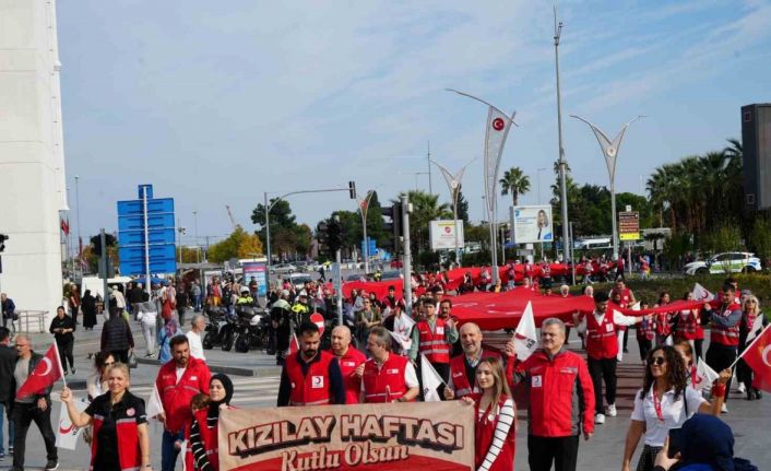 Türk Kızılay’dan bayrak yürüyüşü