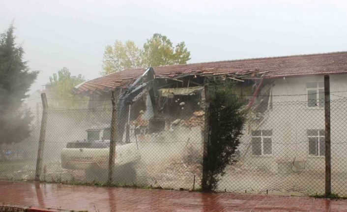 Türkeli’nin ilk lisesi olan 60 yıllık okulun yıkımına başlandı