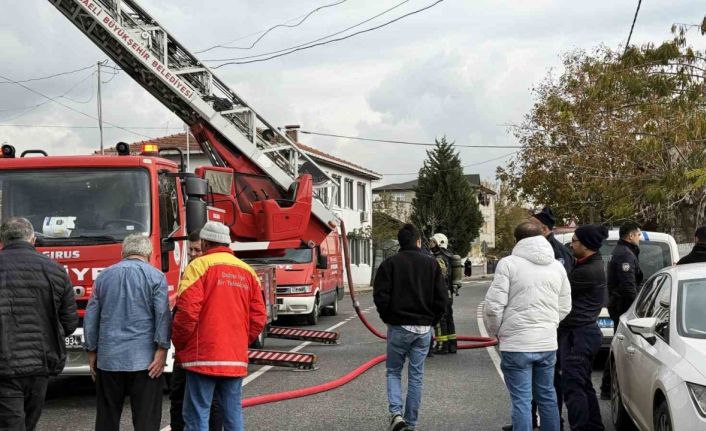 Üç katlı binanın çatısında çıkan yangın paniğe sebep oldu