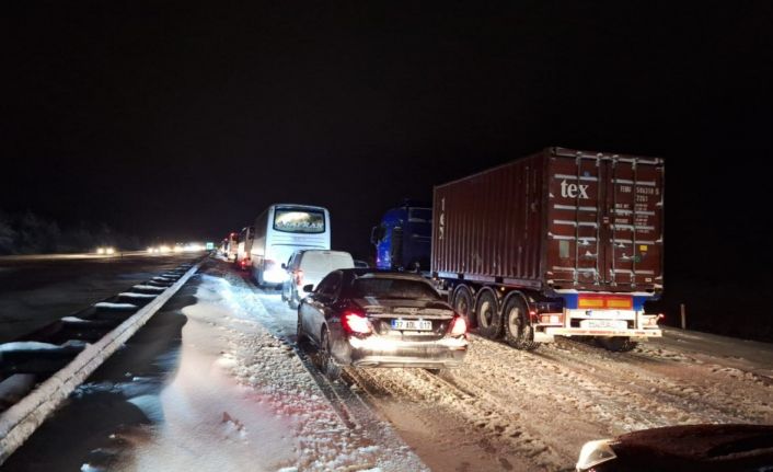 Ulaşıma kapanan D-100 karayolu 7 saat sonra açıldı