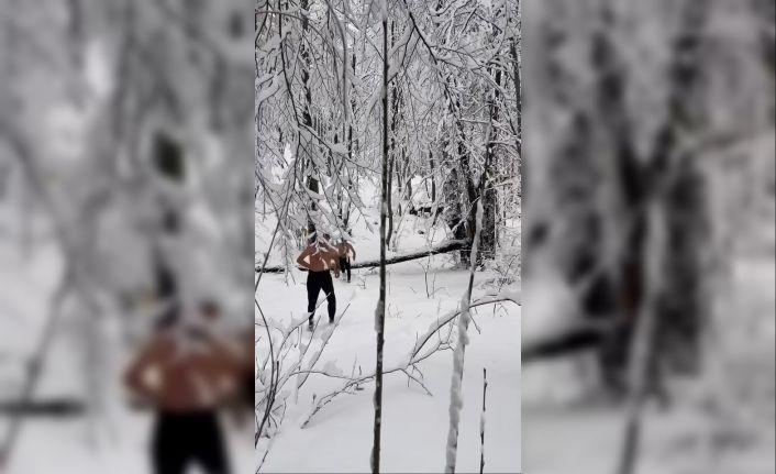 Uludağ’da dondurucu soğukta iki arkadaşın kar banyosu keyfi