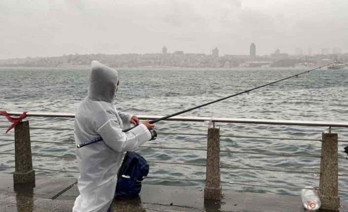 Üsküdar’da balıkçılar lodosa rağmen oltalarını bırakmadı