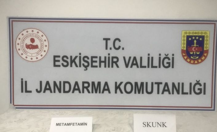 Uyuşturucu ticareti yapan 2 kişi jandarma ekiplerince yakalandı