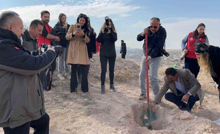 Vali ağaç diken gazetecileri fotoğrafladı