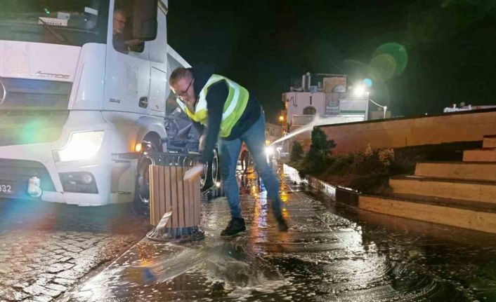 Vali Akkoyun, caddeleri köpüklü suyla yıkatarak göreve başladı