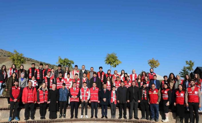 Vali Aydoğdu Kızılay’ın öğrencileriyle bir araya geldi