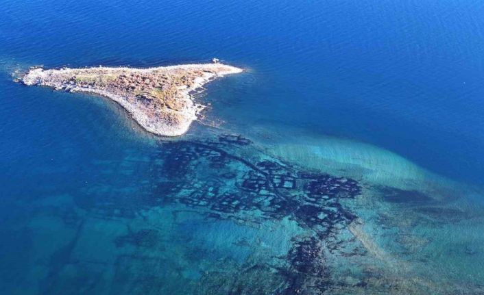 Van Gölü çekildikçe su altındaki mikrobiyolitler gün yüzüne çıkıyor