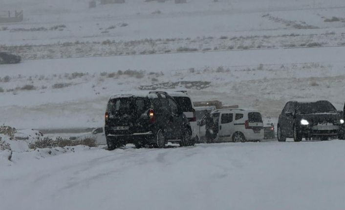 Van’da yollar buz pistine döndü