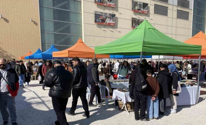 Vatandaşlar antika pazarında yoğunluk oluşturdu