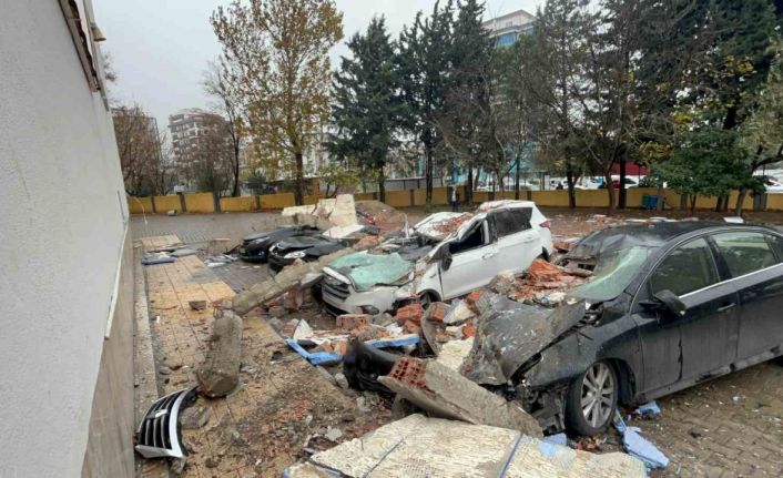 Veli toplantısı sırasında otomobillerin üzerine duvar devrildi: 3 yaralı