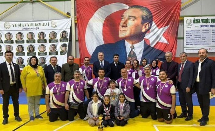 Voleybol turnuvasında öğretmenler arasında kıyasıya mücadele