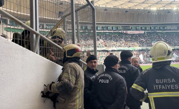 Yaklaşık 40 bin taraftarın izlediği Bursaspor maçında yangın paniği