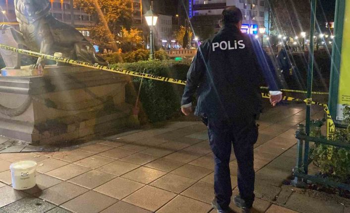 Yanlış anlaşılma yüzünden cadde ortasında bıçaklanan genç ağır yaralandı