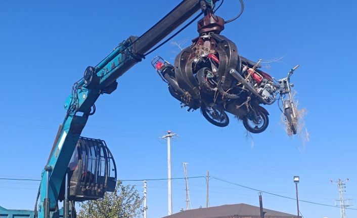 Yediemin otoparkında bekletilen yüzlerce motosiklet geri dönüşüme gönderildi