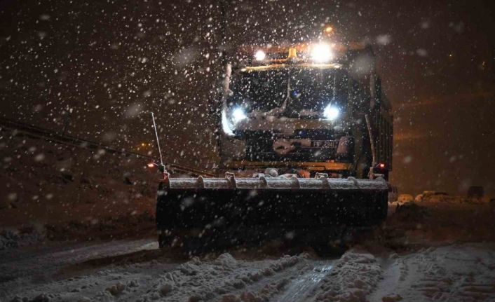 Yeşilyurt Belediyesi’nden karla mücadelede çalışması