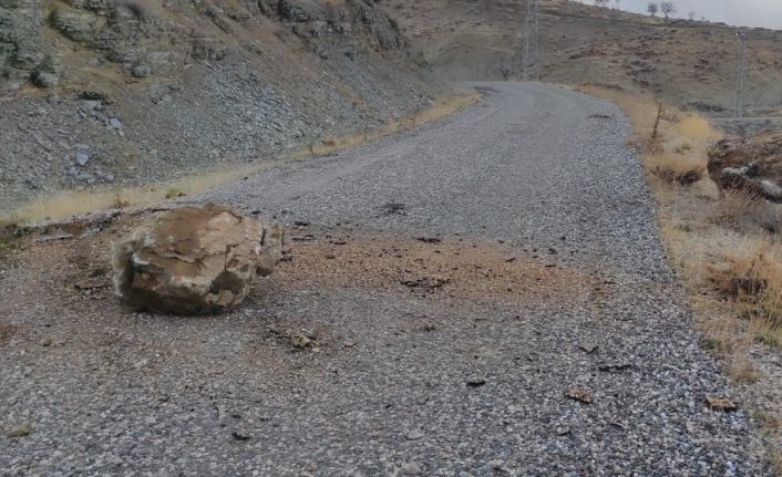 Yola düşen kaya parçaları tepkilere neden oluyor