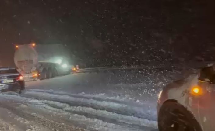 Yolda kalan tırlar emniyet şeridine alındı, trafik açılmaya başladı