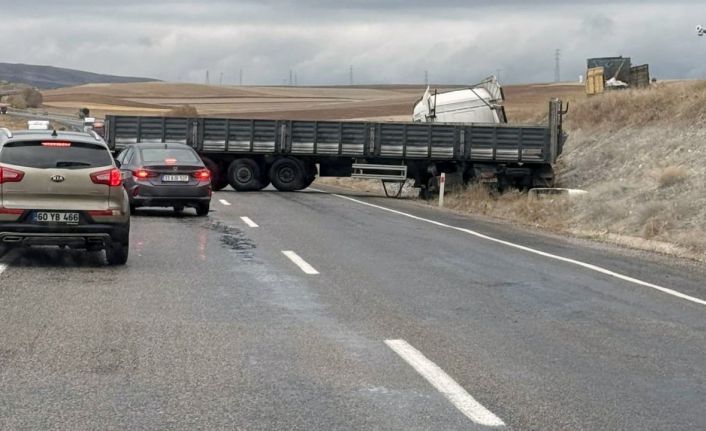 Yoldan çıkan tır trafiği kapadı