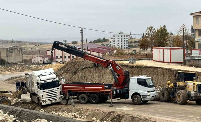 Yoldan çıkan tır trafiği kapattı