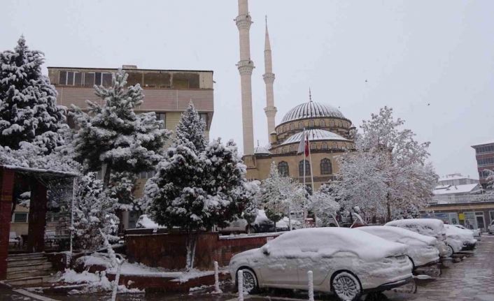 Yozgat’ta yılın ilk kar yağışı kenti beyaza bürüdü