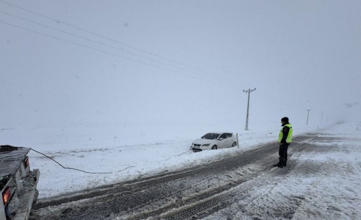 Yozgat’ta yoğun kar yağışı aracın kara saplanmasına neden oldu