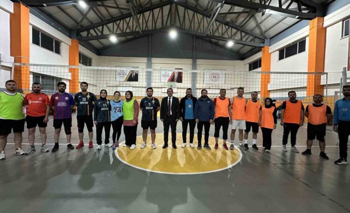 Yüksekova’da 420 öğretmen voleybol turnuvasında bir araya geldi