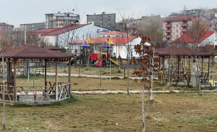 Yüksekova’da havalar soğudu, parklar boş kaldı