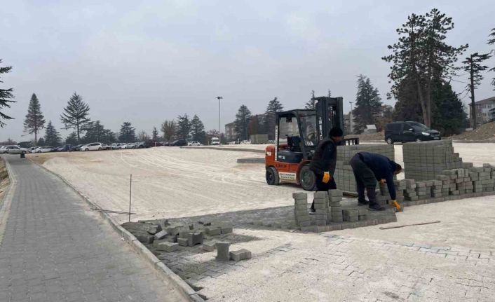 Yunus Emre Devlet Hastanesi’nin otoparkında yenileme çalışması yapılıyor