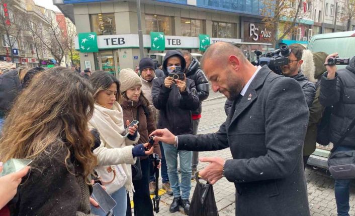 Zafer Partisi Eskişehir İl Başkanlığı’ndan kadınlara yasaklı biber gazı ikramı