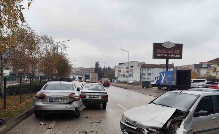 Zincirleme kazada 1’i bebek 3 kişi yaralandı