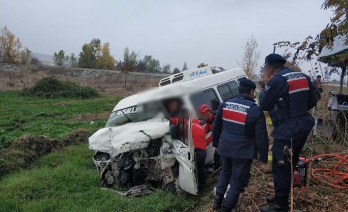 Zincirleme kazada sürücünün sıkıştığı araç çalıntı çıktı