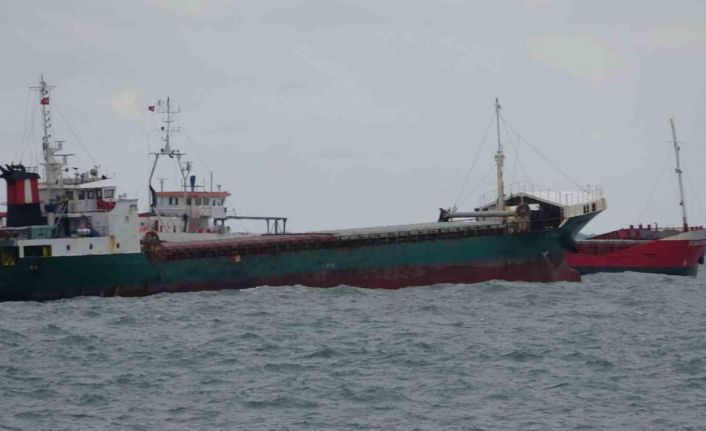 Zonguldak’ta yük gemileri denizde adeta beşik gibi sallandı