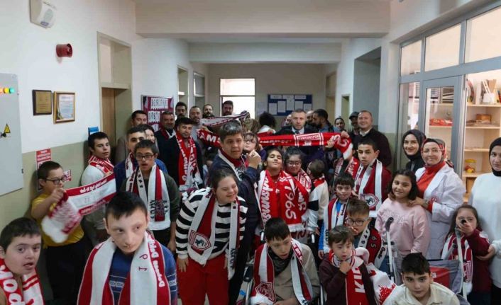 1965 Samsunspor Derneği’nden özel öğrencilere atkı ve polar