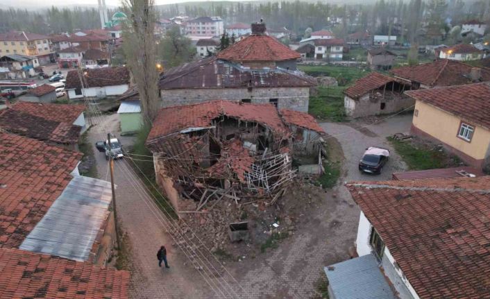 5,6’lık depremin merkez üssü Buğdaylı köyünde yaralar sarılıyor