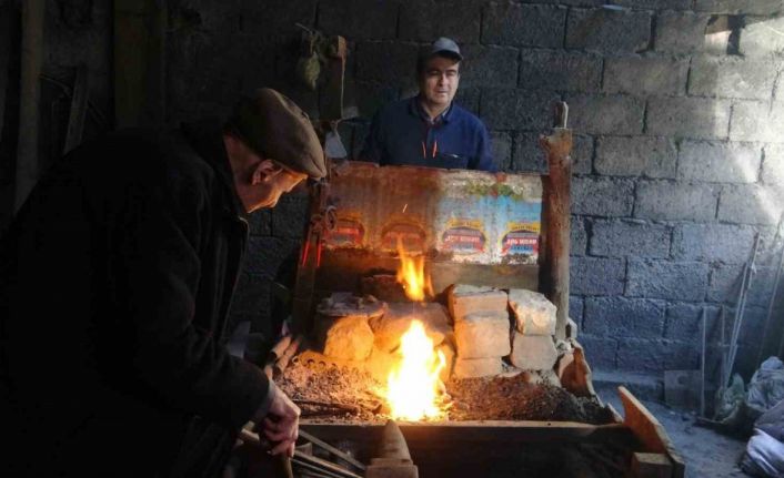 95 yaşındaki demirci ustası Mustafa dede yaşıtlarına taş çıkartıyor