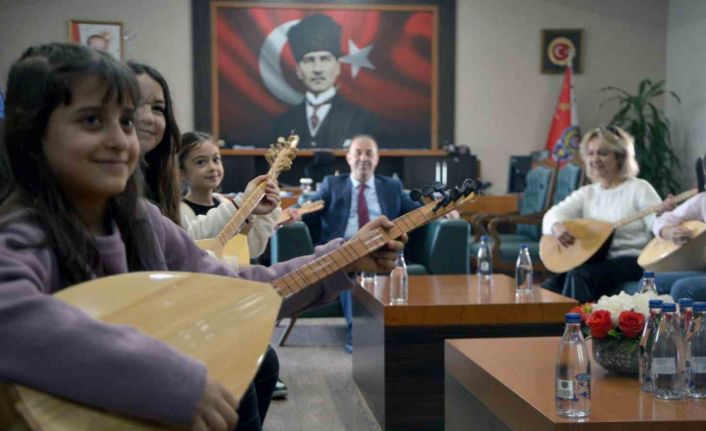 Adana Emniyet Müdürüne, saz kursunu bitiren kızlardan mini konser