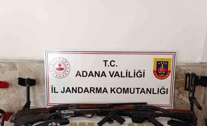 Adana’da evde 23 sikke ve 5 silah çıktı