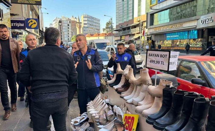 Adana’da zabıta ekiplerinden kaldırım işgaline yönelik denetim