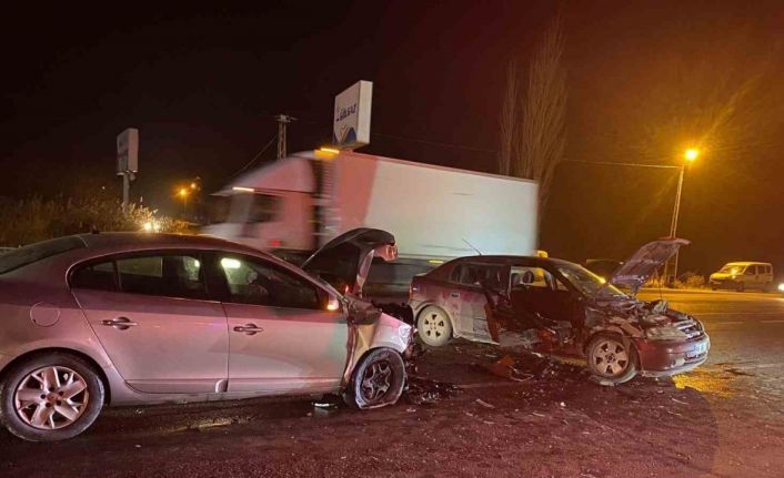 Adıyaman’da 2 otomobil çarpıştı: 5 yaralı