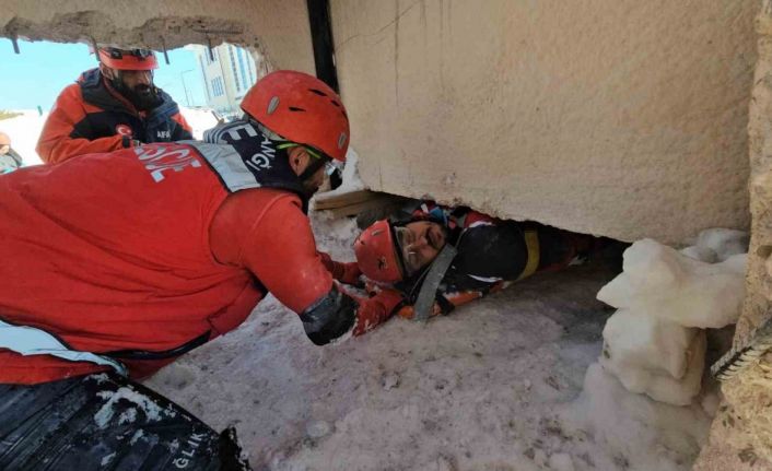 AFAD eğitmenleri UMKE ekiplerine depremde arama ve kurtarma eğitimi verdi