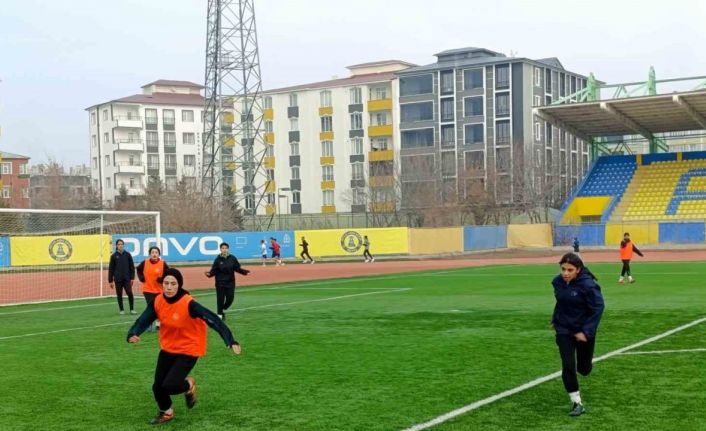 Ağrı’nın kadın futbolcuları dondurucu soğuklara meydan okuyor