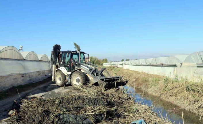 Akdeniz Belediyesi, sulama kanallarında temizlik ve ıslah çalışması yaptı