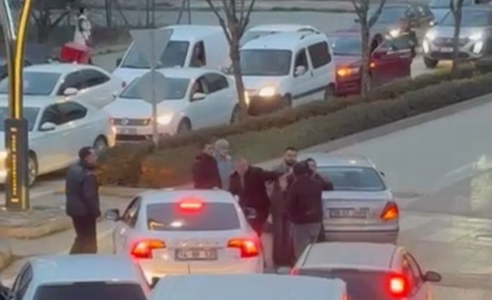 Akşam trafiğinde yumruklar havada uçuştu: Trafik kilitlendi