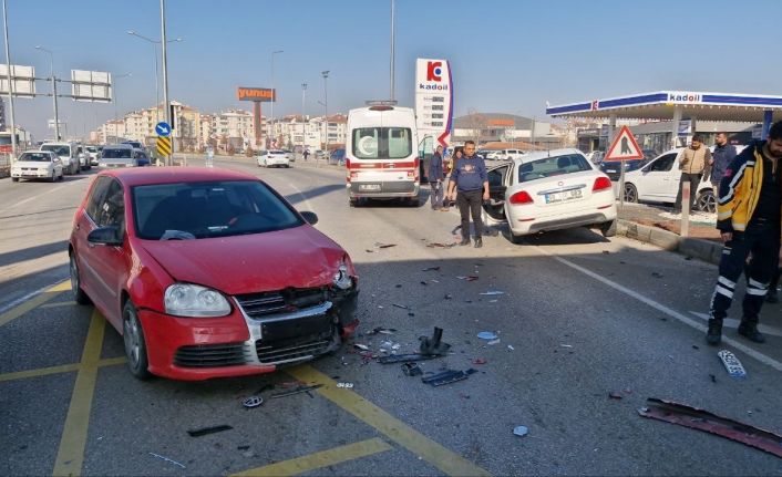 Aksaray’da 2 otomobil çarpıştı: 1’i çocuk 2 yaralı