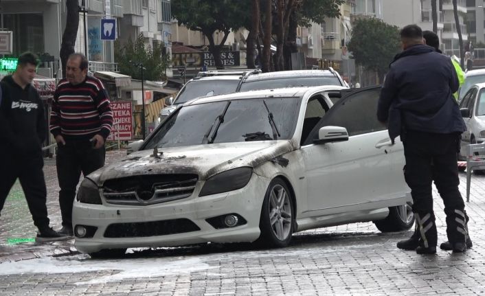 Alanya’da park halindeki lüks otomobil yandı