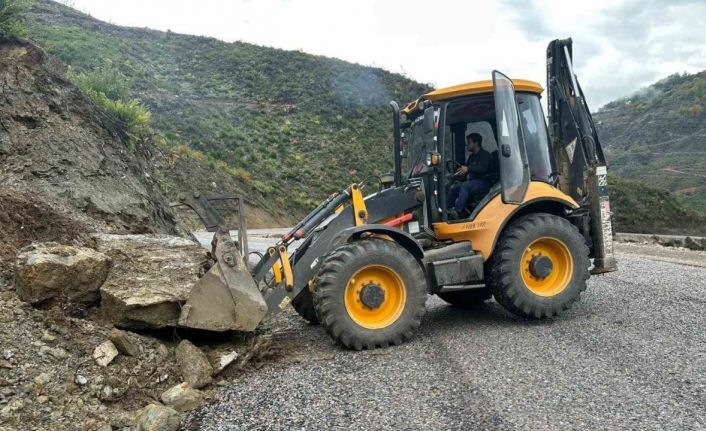 Alanya’da yağıştan etkilenen mahalle yollarında bakım ve onarım