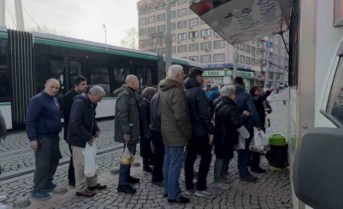 Aldığı hisseler çakılınca, patron gitsin diye lokma dağıttı